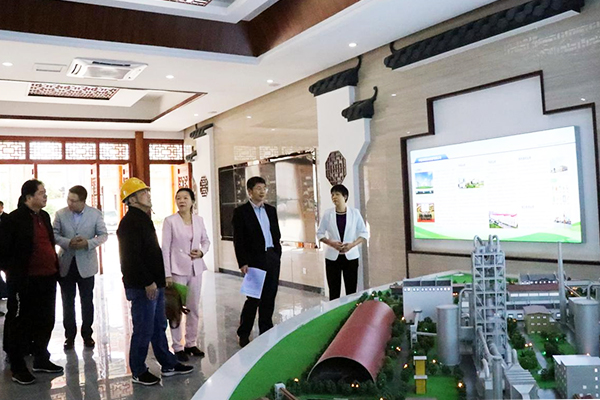 調(diào)研組參觀主廠房一樓展示廳、智能中央控制室01.jpg