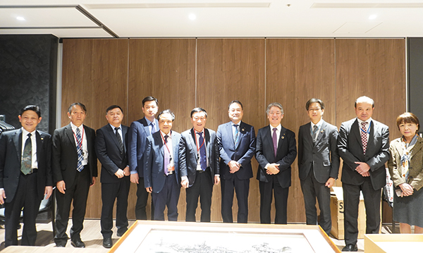 1699942249880588.jpg 合影留念.jpg